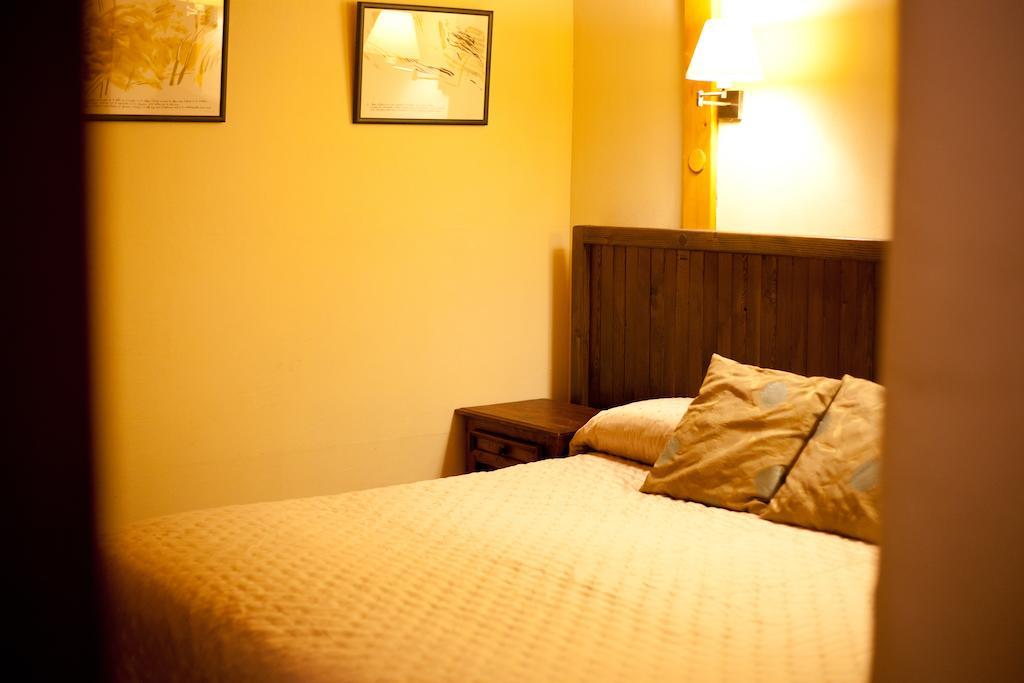 Mas Del Bot Guest House Valderrobres Room photo
